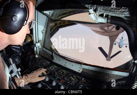 OPERATION IRAQI FREEDOM -- Meister Sgt. Sam Blackwell bereitet sich darauf vor, Kraftstoff auf einen KC-10 Extender zu übertragen. Er ist ein Boomoperator auf einem KC-135 Stratotanker, der von der Pease Air National Guard Base, N.H., eingesetzt wurde Stockfoto