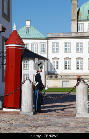 Bärenhäuter Wachtposten der Königlichen Lebensgarde vor seiner Wachtkammer im Schloss Fredensborg bei Kopenhagen, Dänemark. Fredensborg Slot Stockfoto