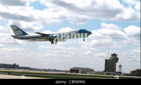 MINNEAPOLIS -- Air Force One hebt von hier 26. April 2004 ab. Die wichtigsten Unterschiede zwischen dem VC-25A und der Boeing 747, abgesehen von der Anzahl der beförderten Passagiere, sind die elektronischen und Kommunikationsgeräte an Bord der Air Force One, die Innenausstattung und Ausstattung, der eigenständige Gepäcklader, die vorderen und hinteren Lufttreppen sowie die Möglichkeit zum Betanken im Flug. Diese Flugzeuge werden von der Präsidentenflugbesatzung geflogen, die von der Präsidentenwartungsabteilung gewartet wird, und werden dem 89. Luftlift-Flügel des Air Mobility Command, Andrews Air Force Base, MD, zugewiesen Stockfoto