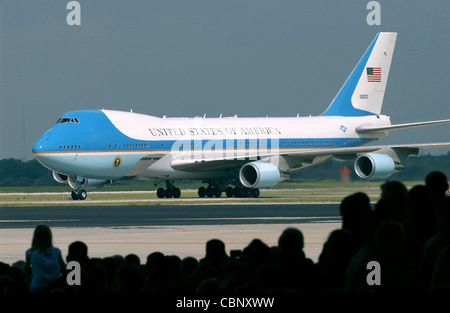 MACDILL AIR FORCE BASE, Fla. -- Air Force One mit Präsident George W. Bush taxiert auf der Fluglinie hier Juni 16. Der Präsident hielt eine Rede, die weltweit live an die Mitglieder der Servicememiste gesendet wurde. Er sagte, mit der Übertragung der Souveränität in zwei Wochen komme die Zukunft eines freien Irak ins Blickfeld. Stockfoto