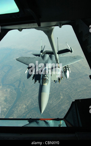 ÜBER DEM IRAK -- ein F-15E Strike Eagle erhält Treibstoff von einem 908. Expeditionary Aerial Tanken Squadron KC-10 Extender während einer Mission über dem Irak. Stockfoto