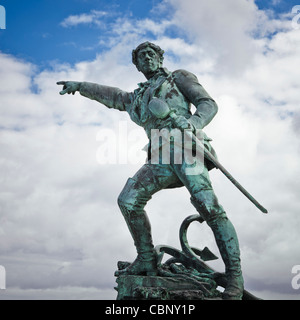 Statue von Robert Surcouf Hinweisen zum Meer auf der Stadtmauer in Saint Malo, Bretagne, Frankreich Stockfoto