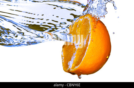 Foto von Spritzwasser auf die Hälfte der orange Stockfoto