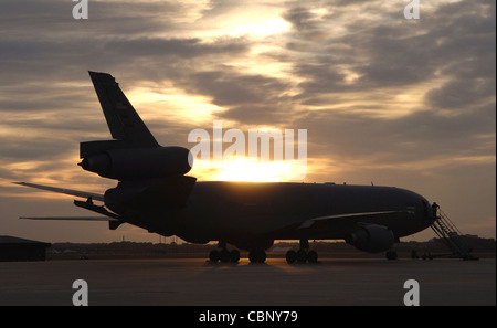 MCGUIRE AIR FORCE BASE, N.J. (AFPN) -- EIN KC-10A Extender Flugzeug parkt auf der Fluglinie bei Sonnenuntergang. Die KC-10 ist ein fortschrittliches Tanker- und Frachtflugzeug, das für eine verbesserte globale Mobilität der US-Streitkräfte entwickelt wurde. Es kann bis zu 75 Personen und fast 170,000 Pfund Fracht transportieren. Es hat drei große Kraftstofftanks, die mehr als 356,000 Pfund Kraftstoff tragen. Stockfoto