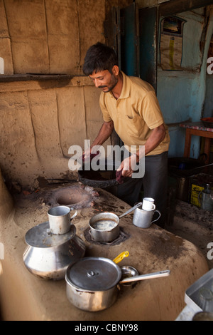 Indien, Manipur, Lairouching Hügel, Essen, kleine Straßencafé, Chai (Tee) in Topf auf primitiven Herd gekocht wird Stockfoto