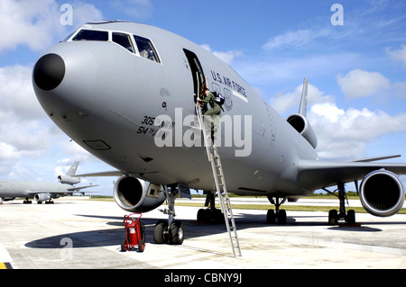 Personal Sgt. Michael Hinton steigt am Mittwoch, den 21. Juni, während der Übung Valiant Shield in einen KC-10 Extender auf der Andersen Air Force Base, Guam, ein. Die gemeinsame Übung umfasst mehr als 300 Flugzeuge, 28 Marineschiffe und etwa 20,000 Dienstmitglieder. Sergeant Hinton ist ein Boomoperator mit der 9. Luftbetankungsschwadron auf der Travis AFB, Kalifornien. Stockfoto