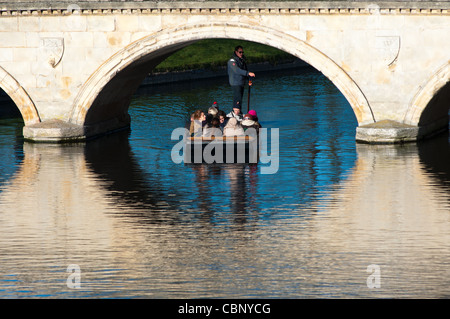 Börsenspekulanten gehen unter Trinity Brücke am Fluss Cam, Cambridge, England. Stockfoto