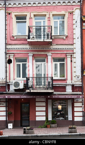 Kiew Teddybär Shop, Podil, Kiew, Ukraine - rosa gerendert Gebäude mit schmiedeeisernen Balkonen Stockfoto