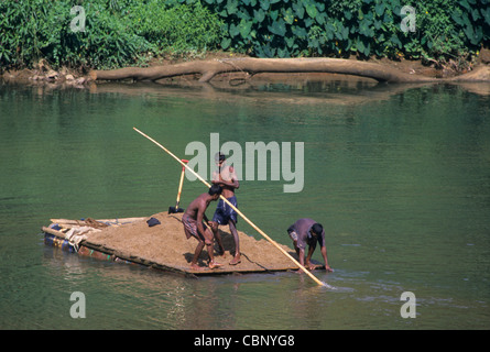 Flußsand Bergleute (Taucher) arbeiten auf Kahn, Kandy, Sri Lanka Stockfoto