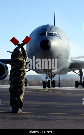 Personal Sgt. Martin Walker fährt fort, um am 13. April während der Red Flag-Alaska 07-1 einen KC-10 Extender auf der Eielson Air Force Base, Alaska, zu stationieren. Red Flag-Alaska ist eine von den Pacific Air Forces gesteuerte Feldtraining-Übung für US-Streitkräfte, die unter simulierten Luftkampfbedingungen geflogen werden. Es wird auf dem Pacific Alaskan Range Complex durchgeführt, wobei Luftoperationen von den Luftwaffenstützpunkten Eielson und Elmendorf geflogen werden. Sergeant Walker wird dem 305th Maintenance Squadron auf der McGuire AFB, N.J., zugewiesen Stockfoto