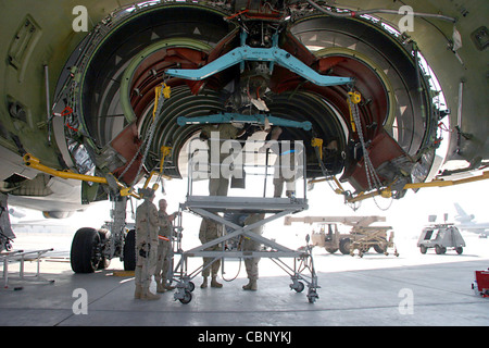 Instandhalter des 380. Expeditionary Aircraft Maintenance Squadron auf einem Luftstützpunkt in Südwestasien inspizieren die Maschinenhausverkleidung eines KC-10 Extender vom 23. November nach dem Entfernen eines beschädigten Motors. Stockfoto