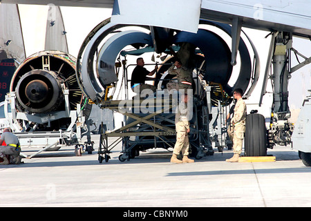 Instandhalter des 380. Expeditionary Aircraft Maintenance Squadron auf einem Luftstützpunkt in Südwestasien inspizieren die Maschinenhausverkleidung eines KC-10 Extender vom 23. November nach dem Entfernen eines beschädigten Motors. Stockfoto