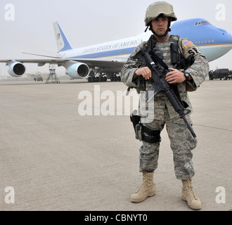 Personal Sgt. Matthew Smith bewacht die Air Force am 7. April auf der Fluglinie auf der Sather Air Base, Irak. Präsident Barack Obama sprach während eines unangekündigten Besuchs im irakischen Camp Victory mit einer amerikanischen Menschenmenge. Mitglieder des 447. Expeditionary Security Forces Squadron schützten das Flugzeug. ( Stockfoto