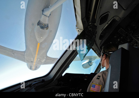 Capt. Kristin Sajevic Piloten eine KC-10 Extender während der Erhalt Kraftstoff von einem KC-135 Stratotanker Juni 14 über Afghanistan. Kapitän Sajevic ist der 908. Expeditionary Air Tanken Squadron zugeordnet. Stockfoto