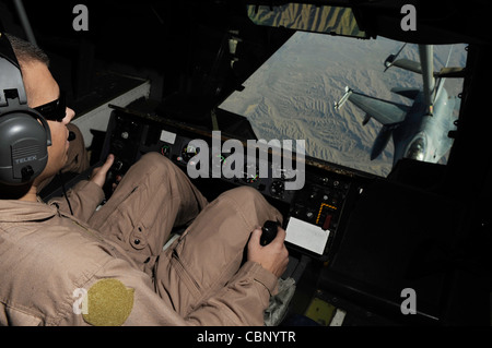 Personal Sgt. Justin Brundage betankt eine Royal Netherlands Air Force F-16 von einem KC-10 Extender Juni 18 über Afghanistan. Sergeant Brundage ist ein KC-10-Boomoperator aus dem 908. Expeditionary Air Tanken Squadron. Stockfoto