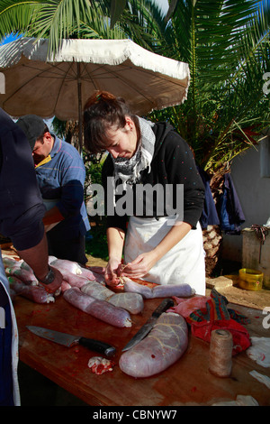 Landsleute Schweinedarm mit Hackfleisch und Gewürze zu füllen, um Wurst zu machen Stockfoto