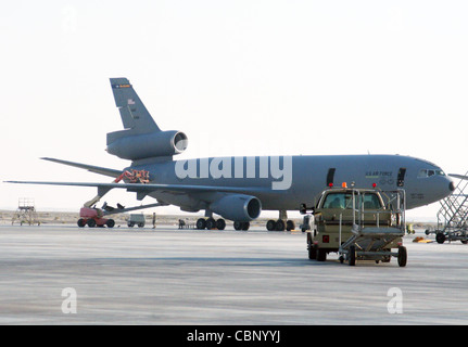 Wartung Airmen arbeiten an einem KC-10 Extender während des Betriebs auf einem Luftwaffenstützpunkt in Südwestasien 6. Januar 2010. Stockfoto