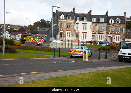 Feuerwehrauto & Polizeiauto beschleunigt durch Straßen von Oban, Schottland, auf Weg zum Feuer oder Brandstiftung auf einen Shout schreiben, Notfall Stockfoto