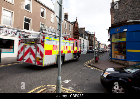 Fire Engine Beschleunigung durch Straßen von Oban, Schottland, auf Weg zum Feuer oder Brandstiftung auf einen Shout schreiben Stockfoto