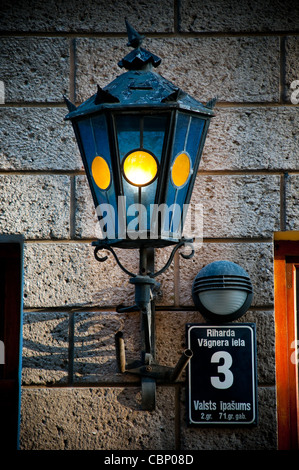 alte blaue schöne Laterne auf alten Mauer in Straße der Altstadt von Riga, Lettland Stockfoto