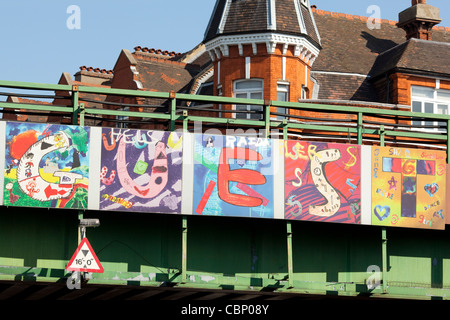 Kunstwerk auf der Eisenbahnbrücke in Brixton, London Stockfoto