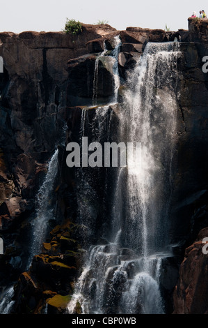 Afrika Sambia-Victoria Falls von Sambia Seite Touristen an der Spitze Stockfoto