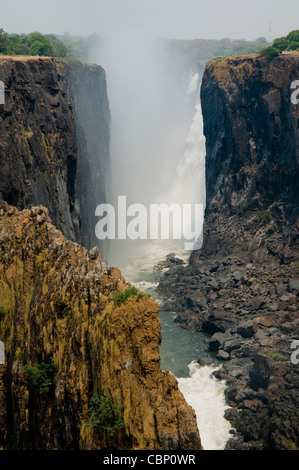 Afrika-Sambia-Viktoriafälle aus Sambia Seite-Simbabwe ist auf der linken Seite. Sambesi ist unter Stockfoto