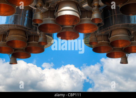 Details der Raum Raketentriebwerk gegen blauen Himmel mit Wolken Stockfoto