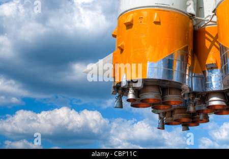 Details der Raum Raketentriebwerk gegen blauen Himmel mit Wolken Stockfoto
