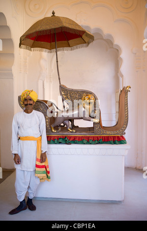 Hinduistische Zeremonie guard mit Elefanten Howdah des 20. Jahrhunderts auf Mehrangarh Fort in Jodhpur, Rajasthan, Nordindien ausstellen Stockfoto