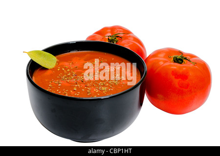 Schüssel mit Tomatensuppe und Tomaten isoliert auf weißem Hintergrund mit Beschneidungspfad. Stockfoto