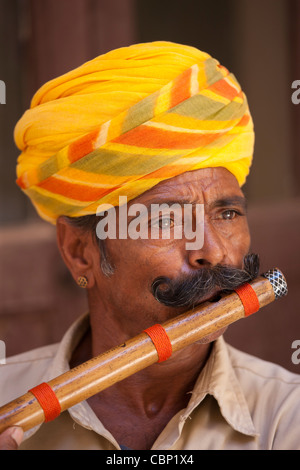 Hinduistische Musiker spielt Querflöte Blasinstrument Mehrangarh Fort in Jodhpur in Rajasthan, Nordindien Stockfoto