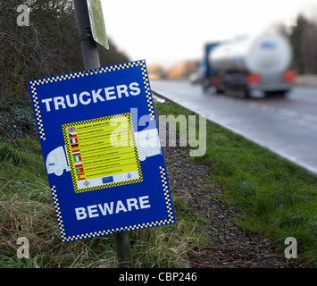 Vorsicht bei Trucker LKW Diebstahl Zeichen in verschiedenen europäischen Sprachen im Layby Wales UK
