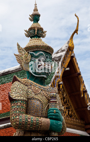 Dämon Tor-Wächter, eine mythische Figur außerhalb der grand Palast mit dem Tempel des Smaragd-Buddha, Bangkok Thailand Stockfoto