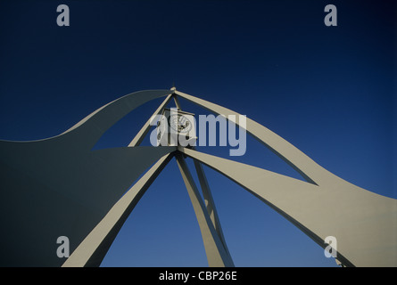 Vereinigte Arabische Emirate, Naher Osten, Dubai, der Uhrturm-Kreisverkehr, eines der Wahrzeichen der Stadt Dubai. Stockfoto