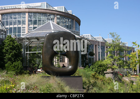 Henry Moore Skulpturen, Oval mit Punkten, im Atlanta Botanical Garden Stockfoto