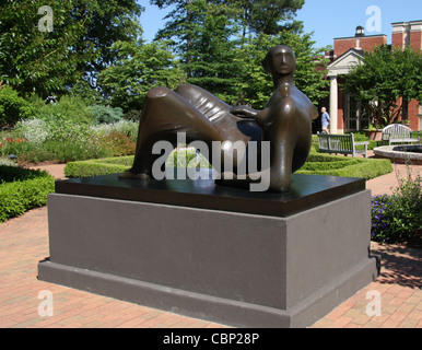 Henry Moore Skulptur liegende Frau im Atlanta Botanical Garden Stockfoto