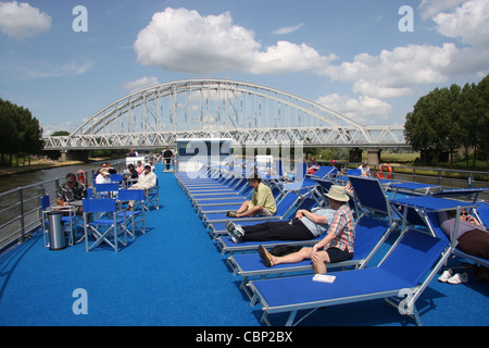 Eisenbahnbrücke über den Amsterdam-Rhein aus dem Sonnendeck des Flusses Viking Legend Kreuzfahrtschiff. Stockfoto