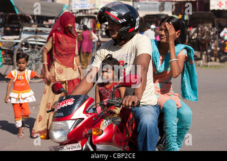 Indische Familie, Motorrad, Straßenszene am Markt Sardar Girdikot, Jodhpur, Rajasthan, Nordindien Stockfoto