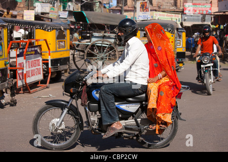 Indische paar Motorrad, Straßenszene am Markt Sardar Girdikot, Jodhpur, Rajasthan, Nordindien Stockfoto