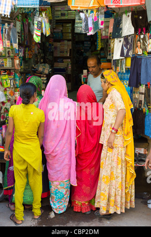 Indische Frauen einkaufen, Straßenszene Tambaku Bazar in Jodhpur Altstadt, Rajasthan, Nordindien Stockfoto