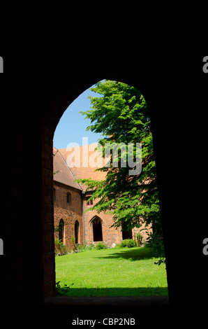 Dänemark, Helsingoer. Die Kirche der Hl. Maria & Kloster unserer lieben Frau, c. 1430. Tor in Hof. Stockfoto