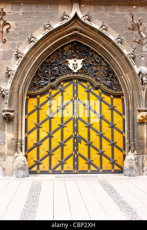 Alte hölzerne Eingangstor in ein Haus mit Eisen Ornamente Stockfoto