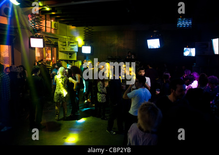 Athener auf Bios Bar in Gazi Gegend von Athen bei Nacht. Stockfoto