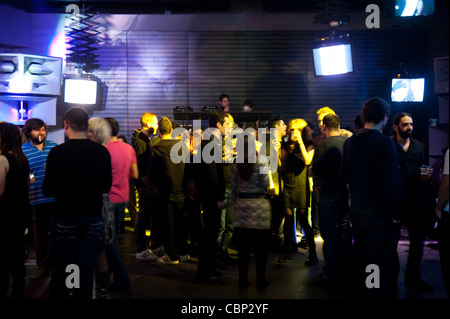 Athener auf Bios Bar in Gazi Gegend von Athen bei Nacht. Stockfoto