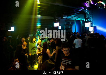 Athener auf Bios Bar in Gazi Gegend von Athen bei Nacht. Stockfoto