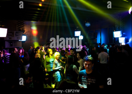 Athener auf Bios Bar in Gazi Gegend von Athen bei Nacht. Stockfoto