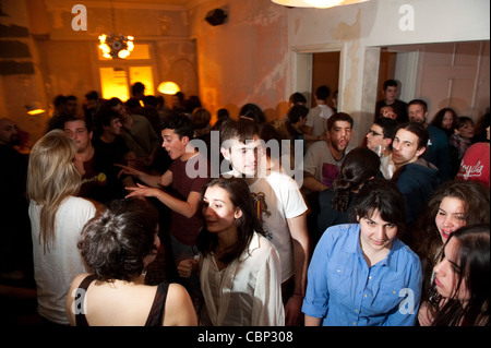 Athener auf Bios Bar in Gazi Gegend von Athen bei Nacht. Stockfoto