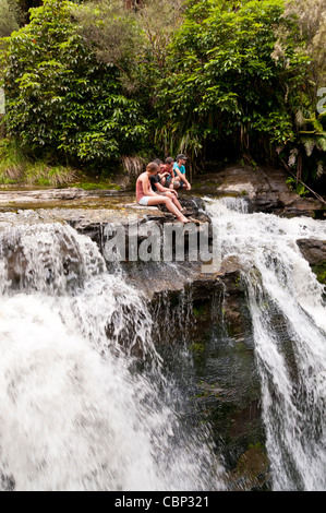 Gruppe junger Leute dort zwanzig testen das Wasser und lachen. Stockfoto