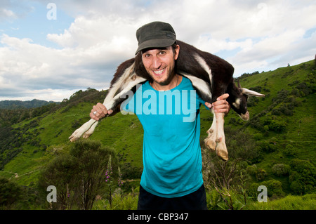 1 junge Rucksacktouristen mit Guide posiert mit schießen Ziege, Ziege, Jagd, blaue Ente Lodge, Whakahoro, Ruapehu-Distrikt, Neuseeland Stockfoto